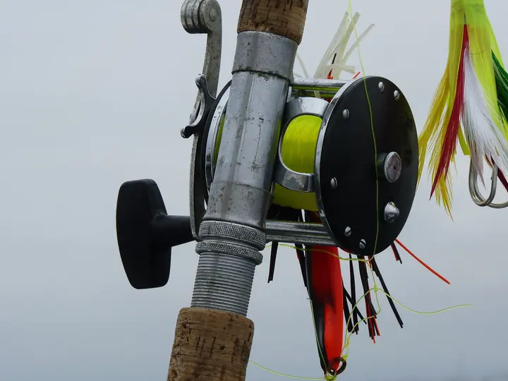 Carreto de pesca com linha amarela em primeiro plano